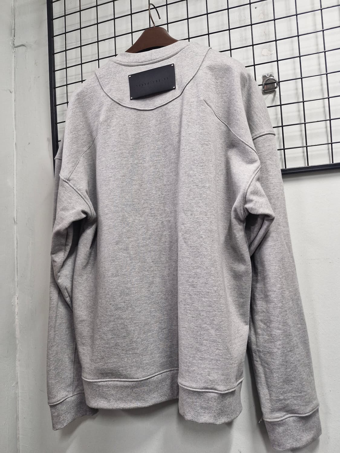 110XXL 트리밍버드 멀티포켓 오버핏 맨투맨 (회색) 상품이미지8