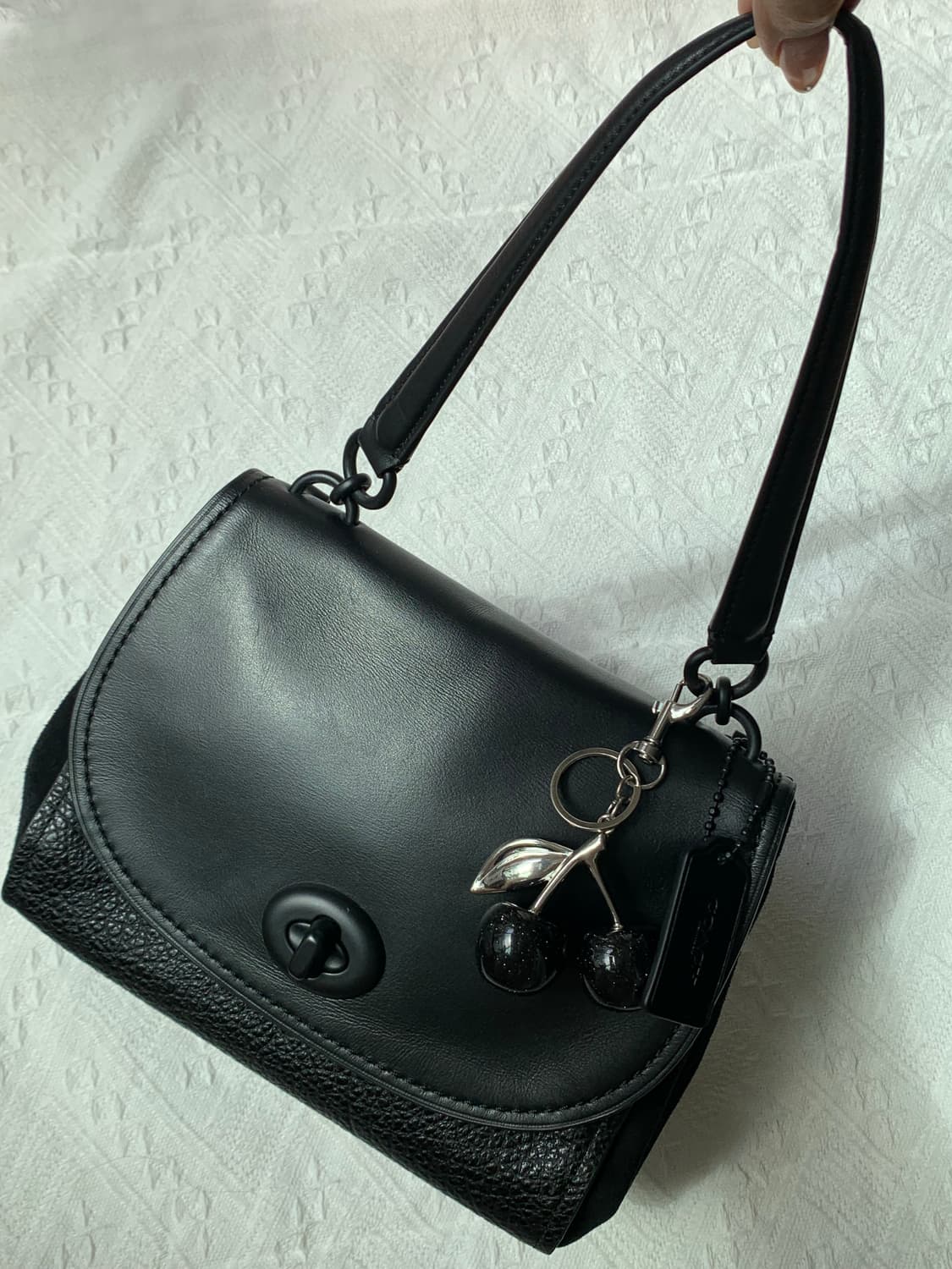 🖤 Coach 올블랙 레더 턴락 숄더백 상품이미지1