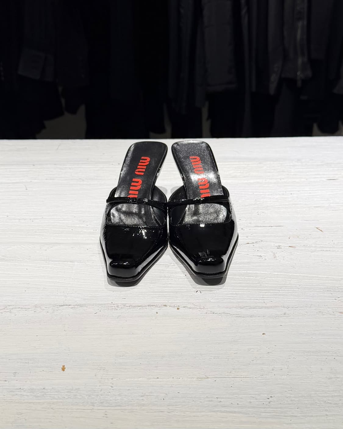 미우미우 블랙 리본 페이턴트 레더 샌들 뮬 상품이미지3