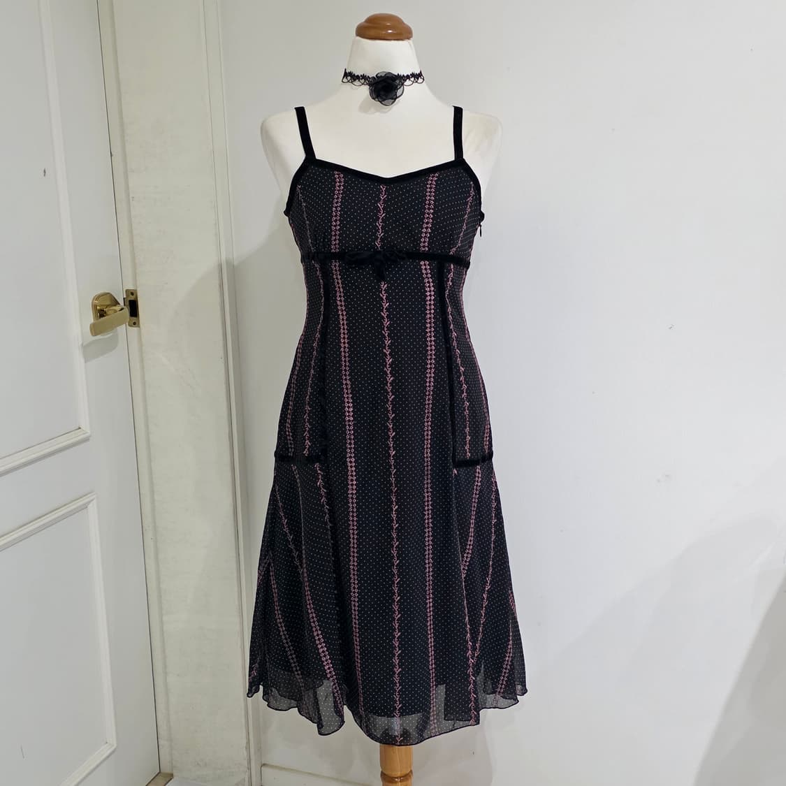 일본빈티지)블랙x핑크 레이스리본 도트 오네갸루 y2k슬리브리스롱원피스 상품이미지1