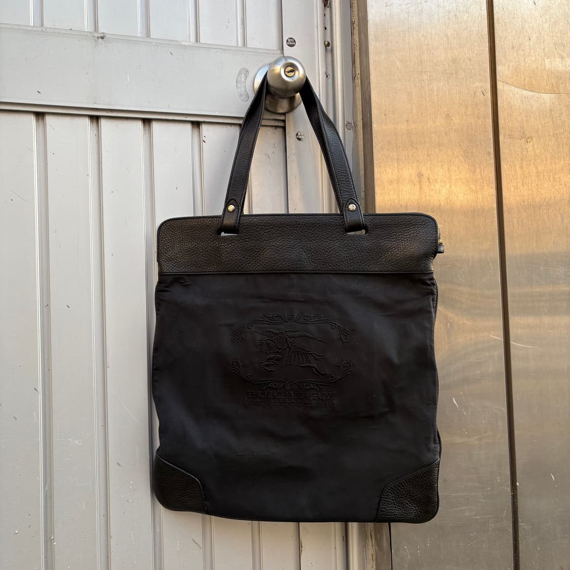 버버리 stowell 캔버스 레더 롤업 토트백 상품이미지5