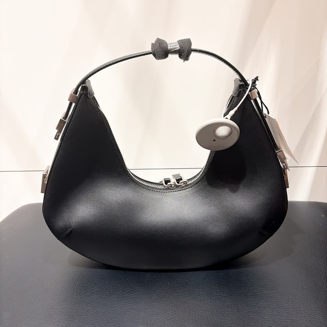 (정품/새상품) OSOI 오소이 여성 블랙 토니 호보 숄더백 상품이미지4