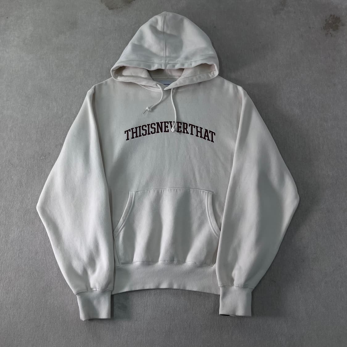 100 디스이즈네버댓 크림 빅로고 후드티 상품이미지1