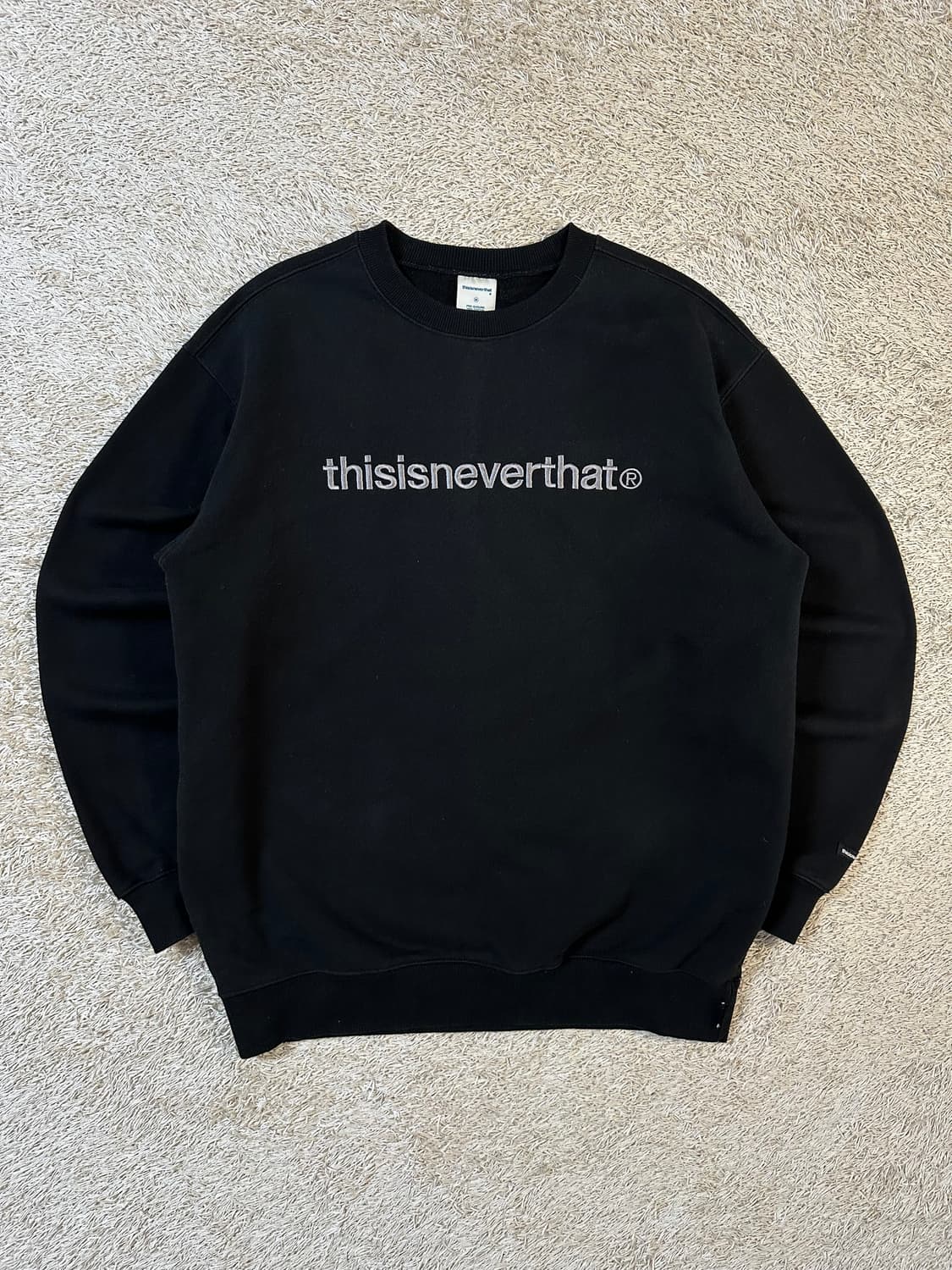 디스이즈네버댓 스펠로고 맨투맨 블랙 상품이미지1