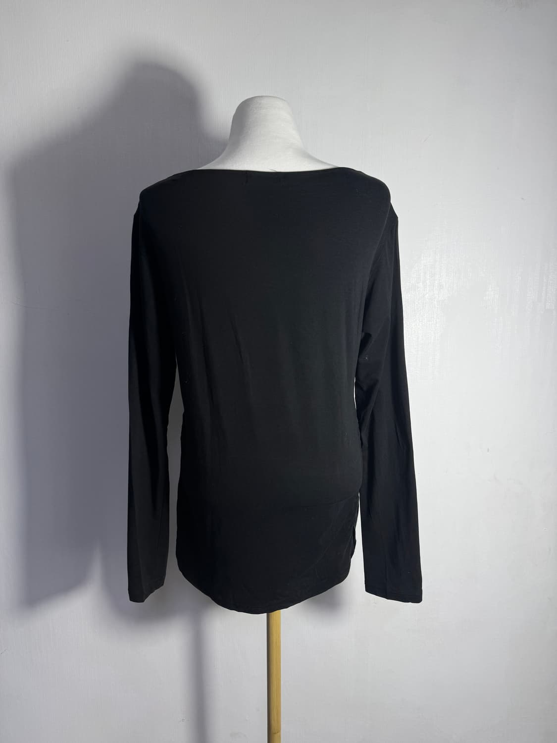 토네이도마트 셔링 디테일 레터링 롱슬리브 상품이미지3