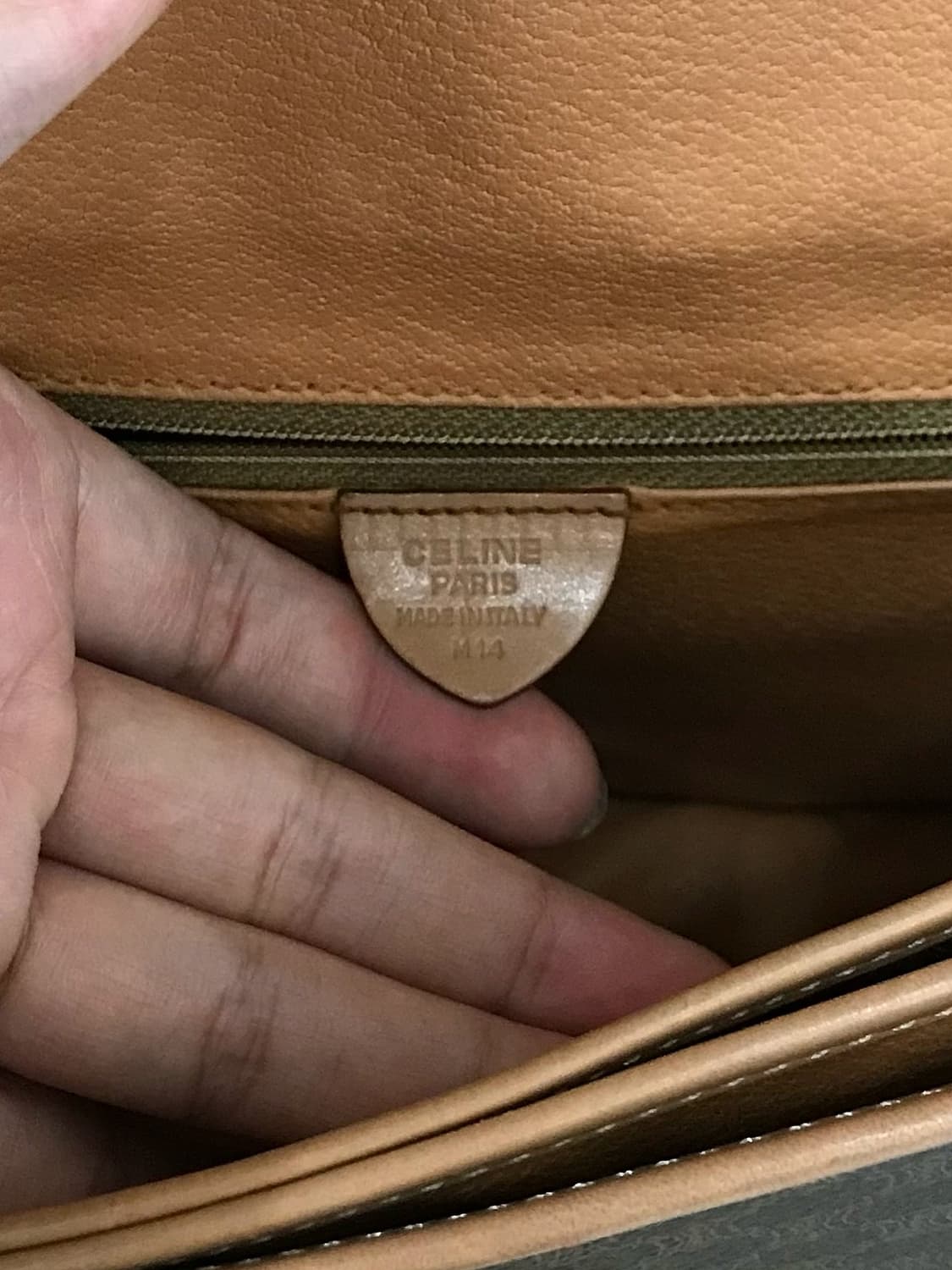 셀린느 가죽 로고 마카담 크로스백 상품이미지7