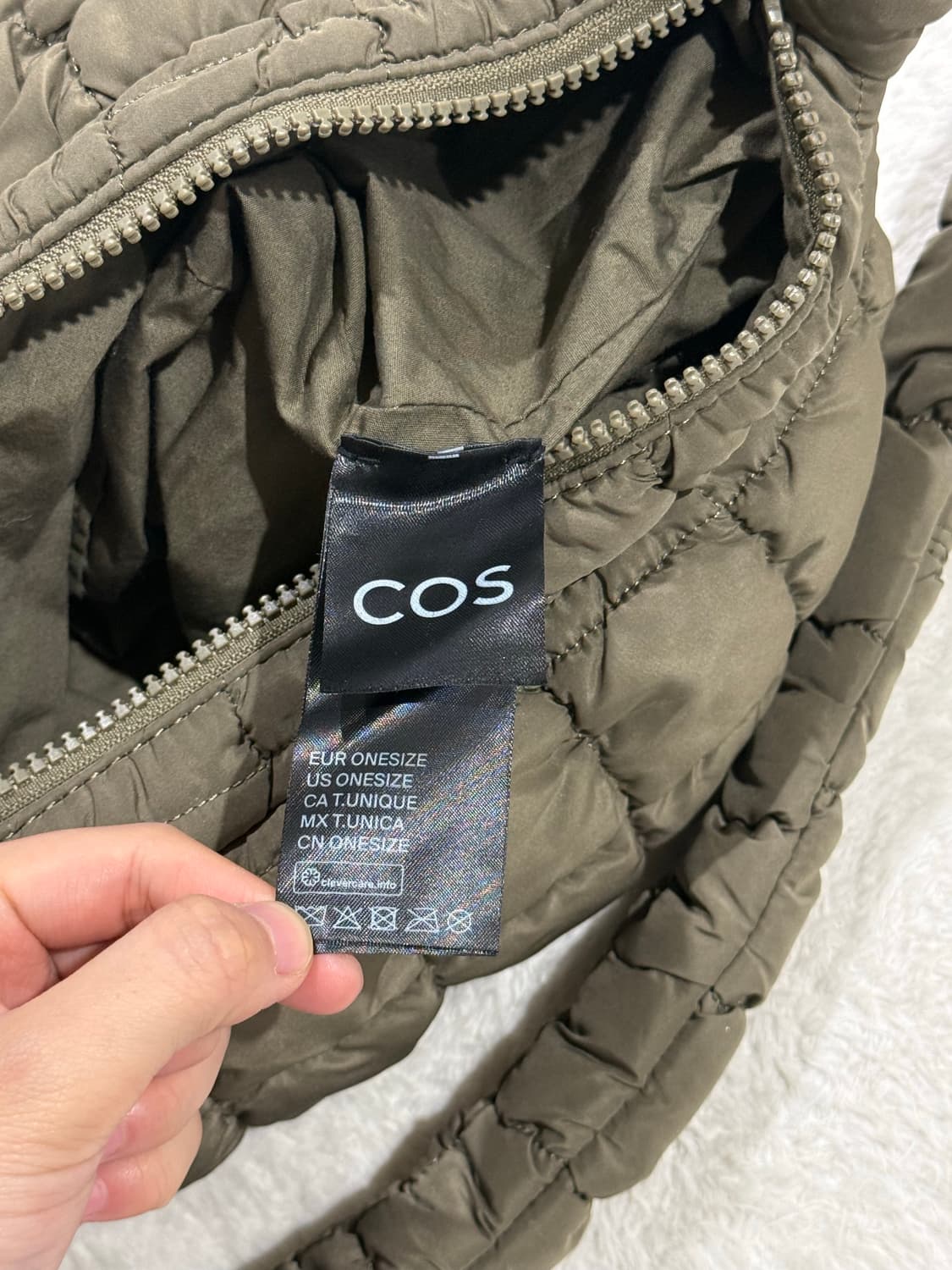 COS 퀄티드 메신저백 카키 구름백 상품이미지6