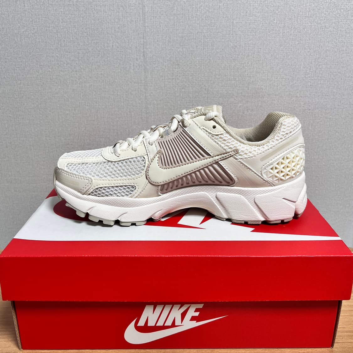 [새상품/235] 나이키 줌 보메로 5 페일 아이보리 샌드드리프트 상품이미지6