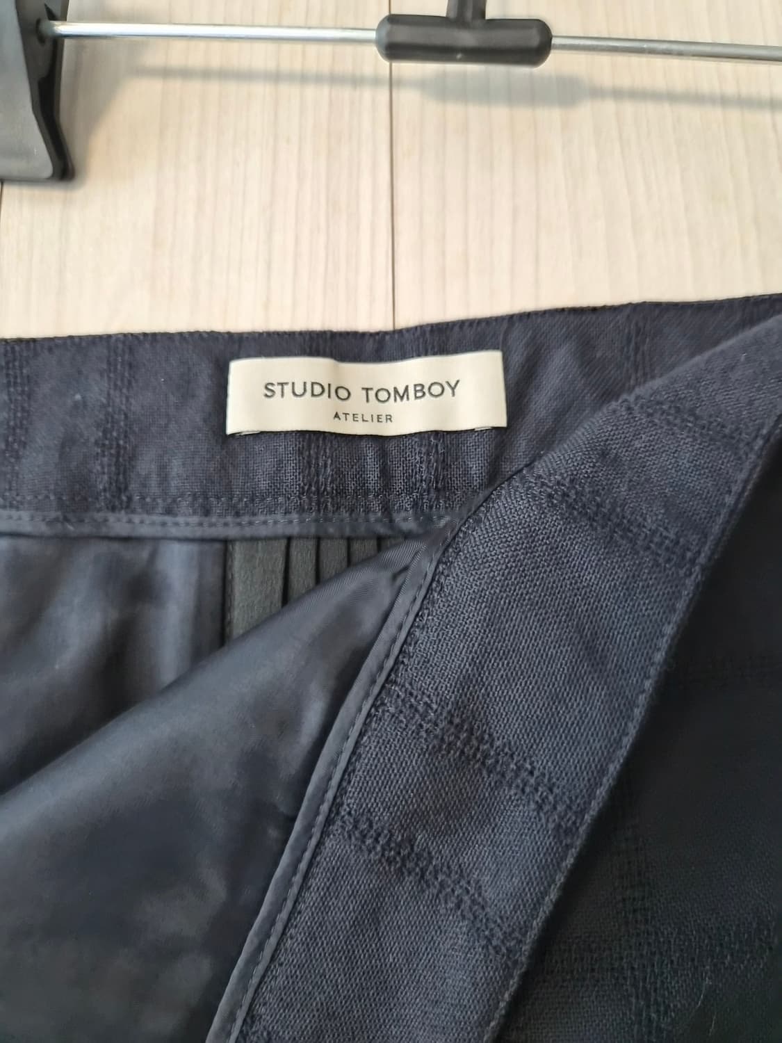 스튜디오 톰보이 아뜰리에 랩 스타일 플리츠 스커트 (네이비) 상품이미지2