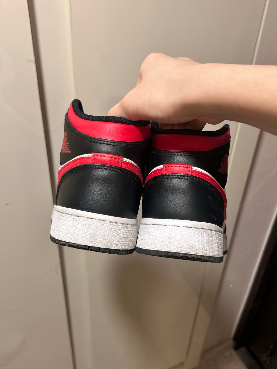 조던 1 미드 블랙 파이어 레드 240 상품이미지2