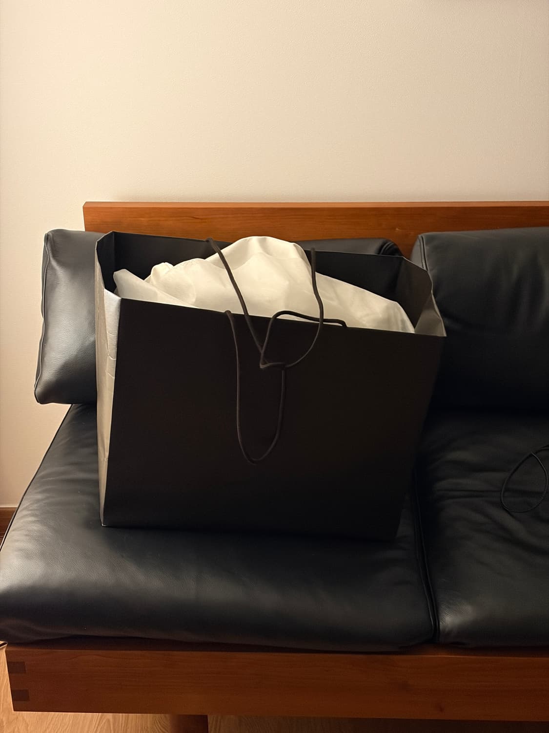 (미사용) The Row 더로우 마고백17 스웨이드블랙 상품이미지3