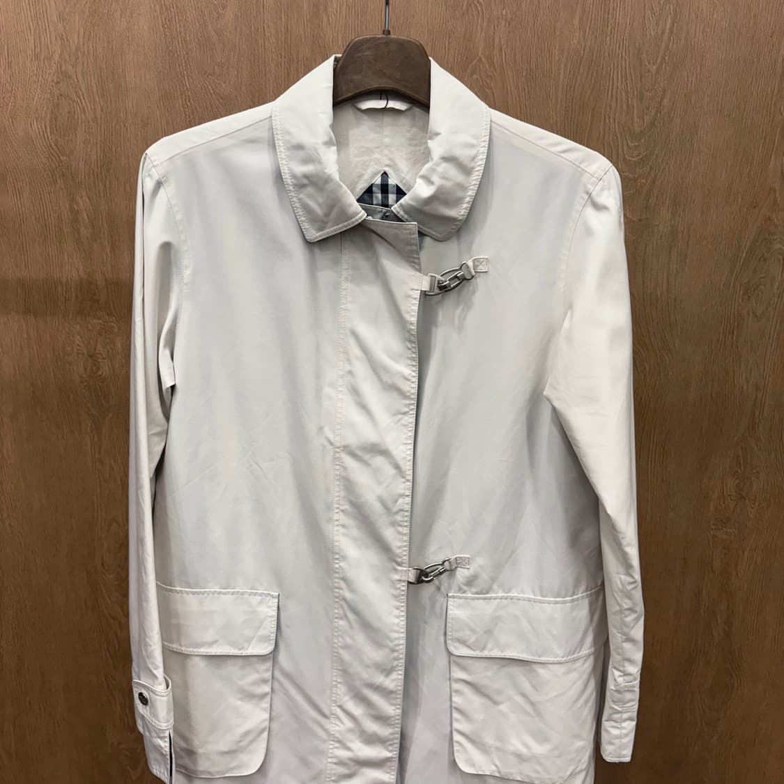 버버리 맥 코트 메탈 버클 더블 플랩 포켓 디테일 라이트 베이지 상품이미지4