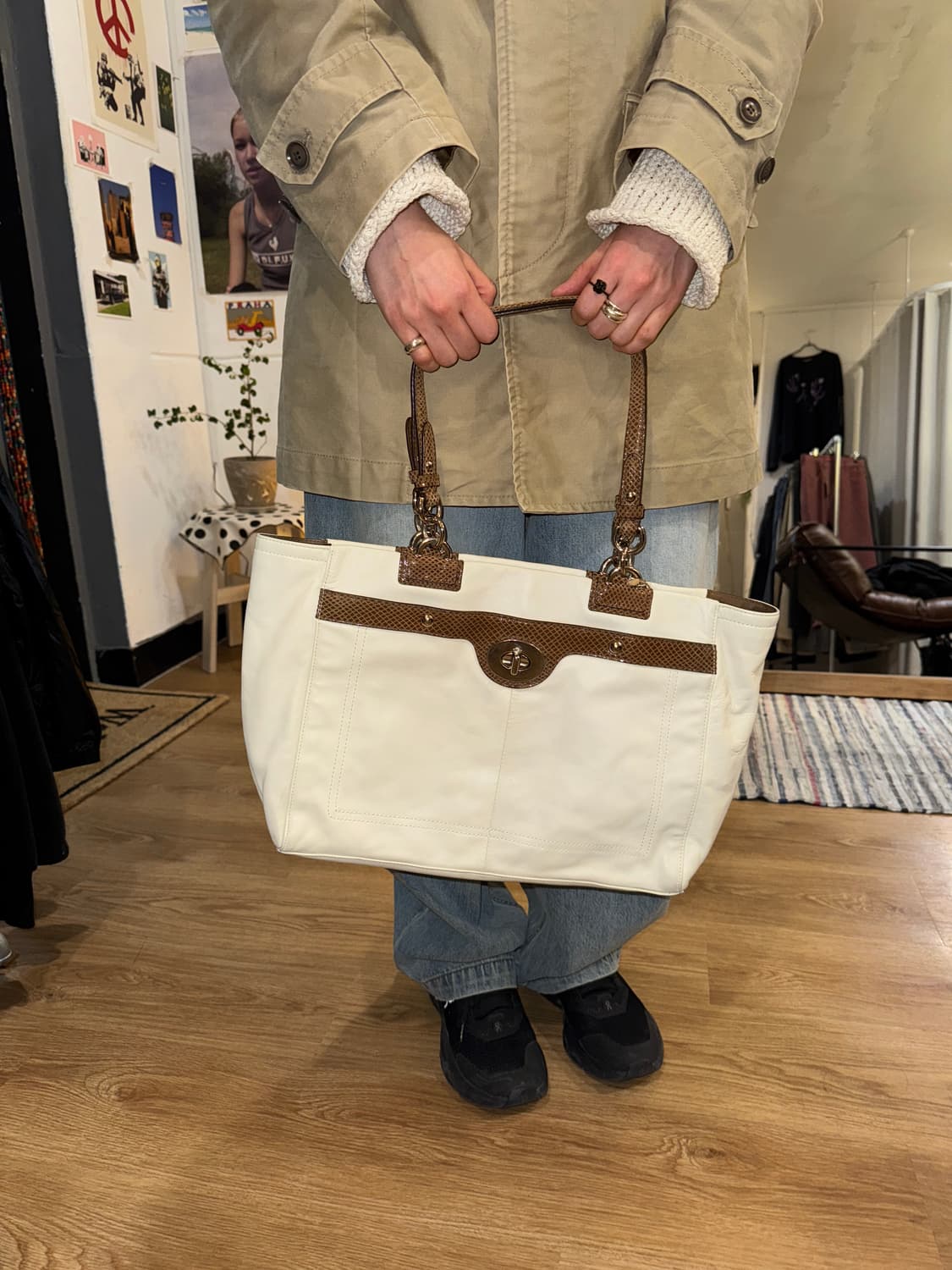 코치 아이보리 숄더백 상품이미지1