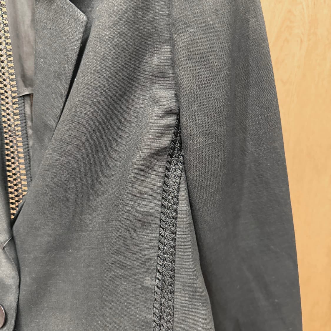 제니 자켓 테일러드 카라 백 오픈워크 니트 패널 디테일 레귤러핏 블랙 상품이미지6