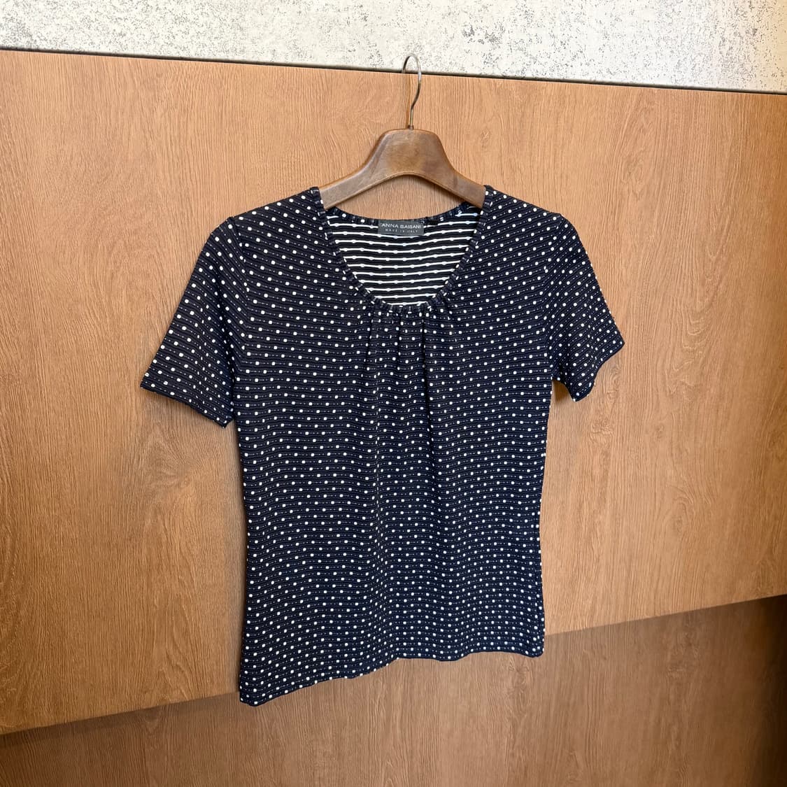 빈티지 라운드넥 반팔 티셔츠 도트 패턴 넥 셔링 디테일 네이비 상품이미지1