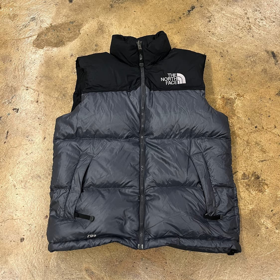 노스페이스 그레이 블랙 눕시 패딩 조끼  상품이미지2