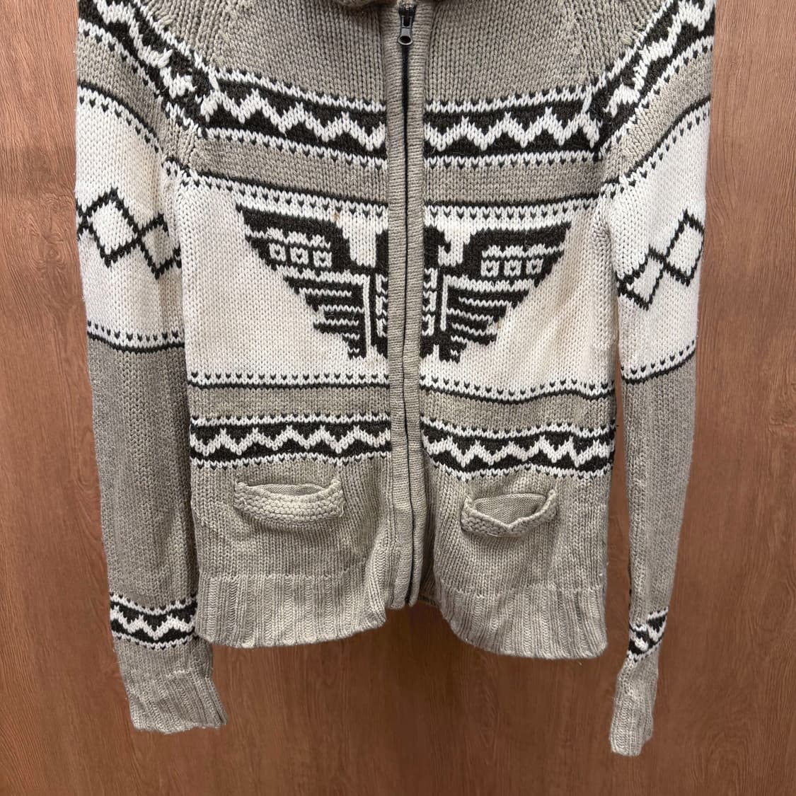 블루노트 니트 집업 가디건 이글 자카드 패턴 디테일 레귤러핏 베이지 상품이미지5