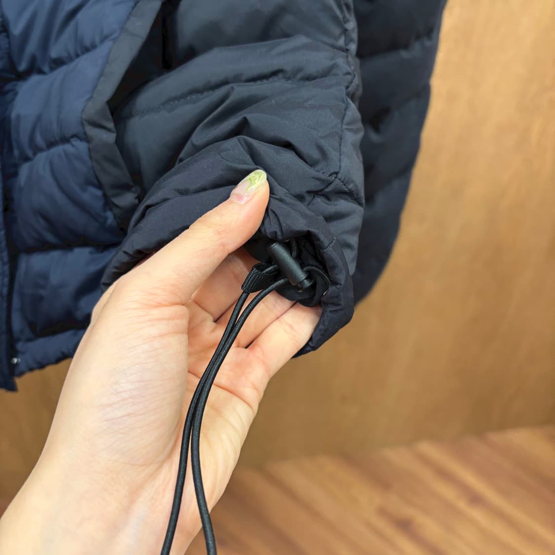 띠어리 하이넥 후드 숏 패딩 점퍼 스퀘어 퀄팅 밑단 스트링 디테일 블랙 상품이미지6