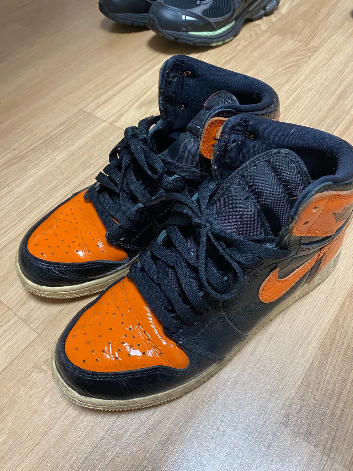 조던 1 레트로 하이 OG 쉐터드 백보드 3.0 상품이미지1