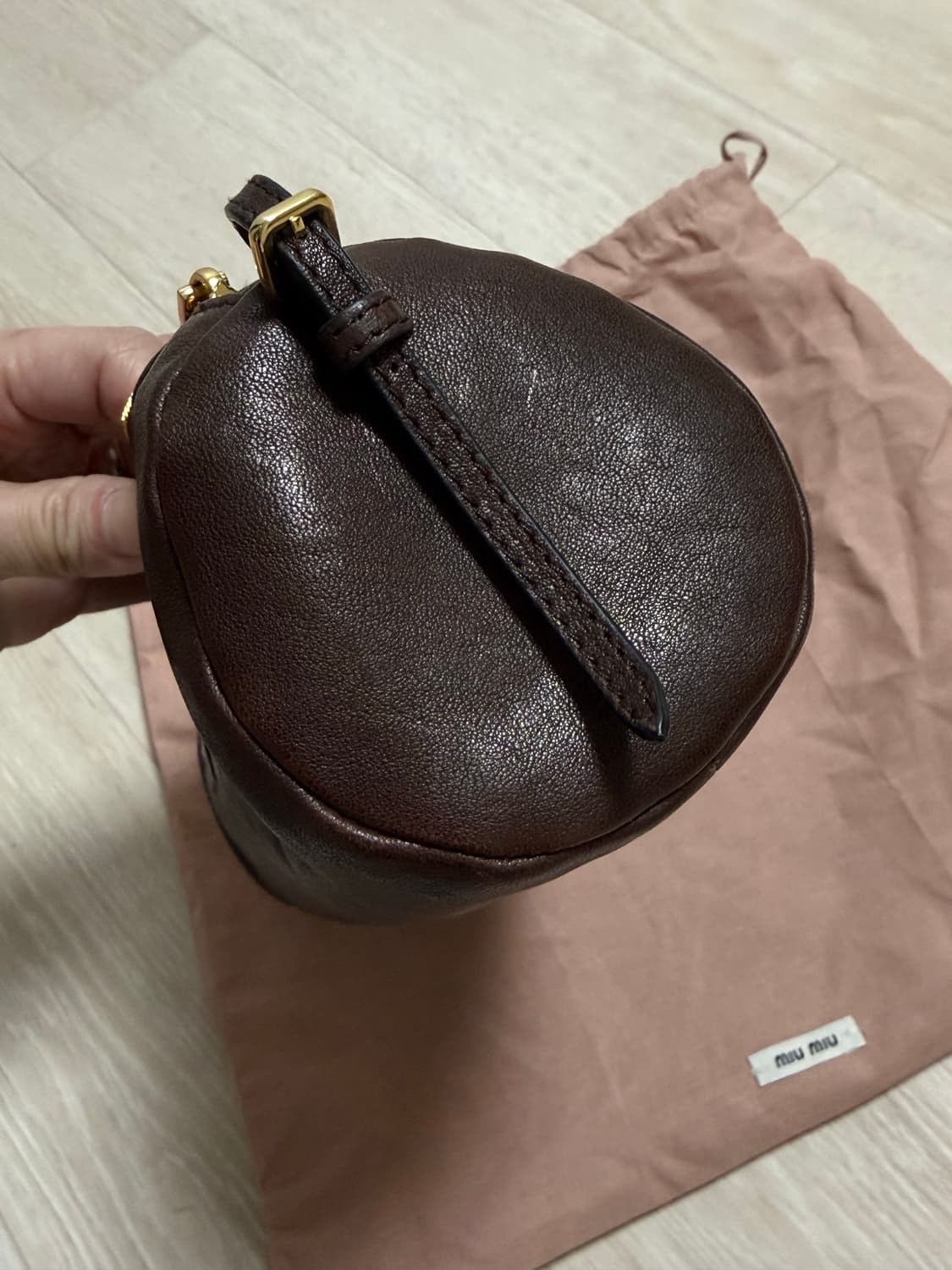 미우미우 나파 파우치 원통 호보백 브라운 상품이미지3