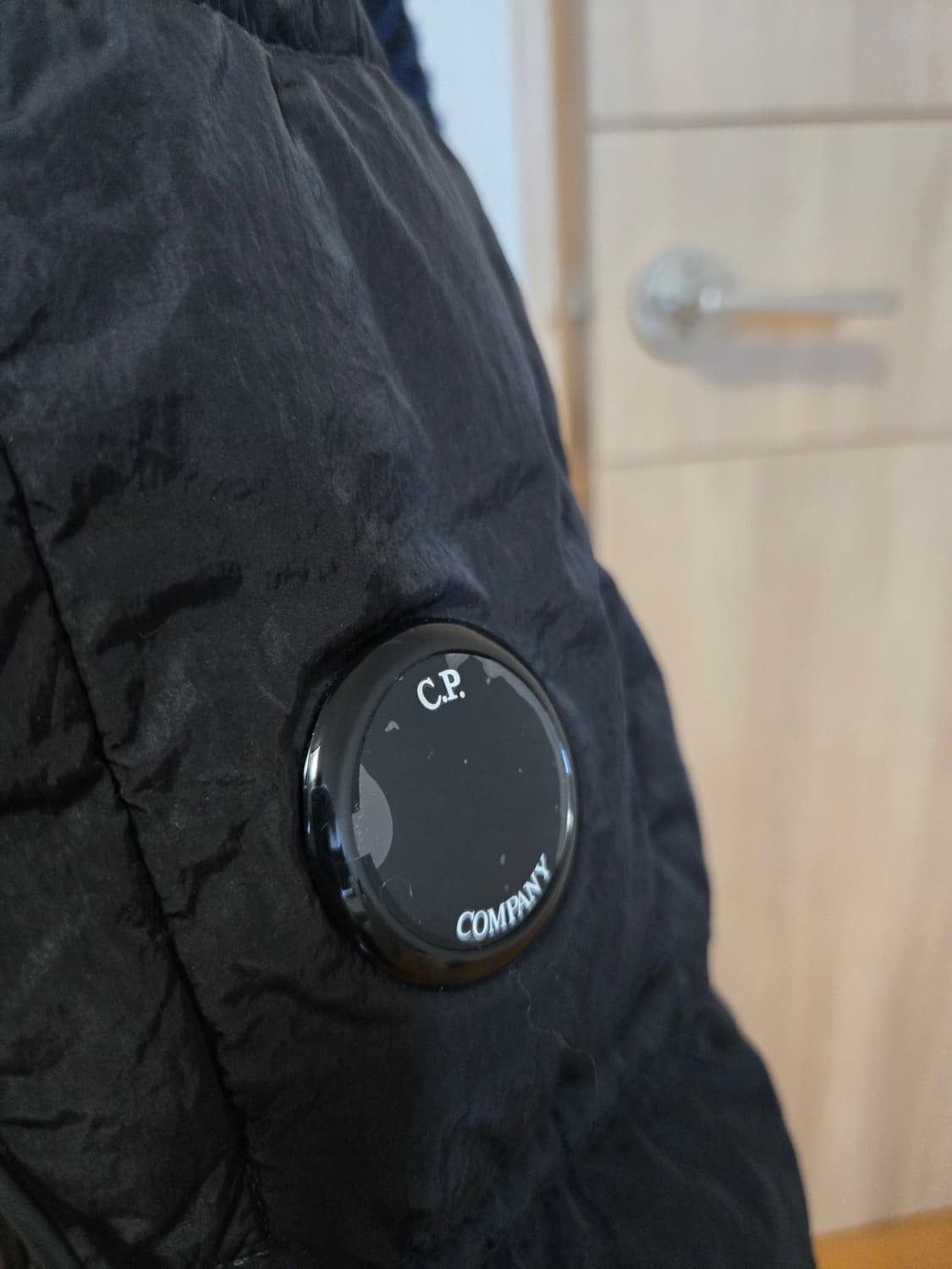 25fw cp company 크롬r 렌즈와펜 다운패딩 블랙 새상품급 상품이미지2