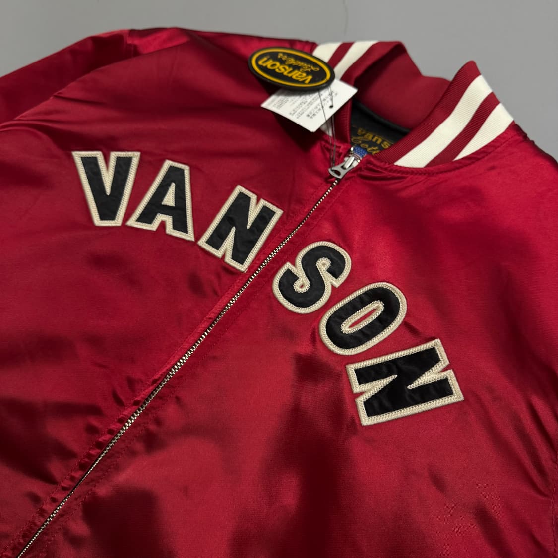 밴슨(VANSON) 레드 스펠아웃 로고 후면 자수 나일론 스타디움 자켓 상품이미지4