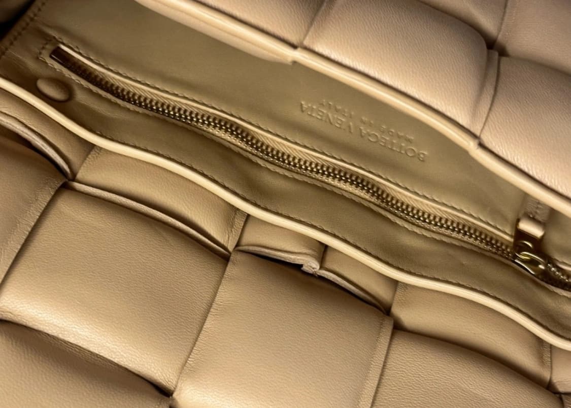[정품] 보테가베네타 카세트 패딩백 아몬드골드 희귀색상 (네고 가능) 상품이미지4
