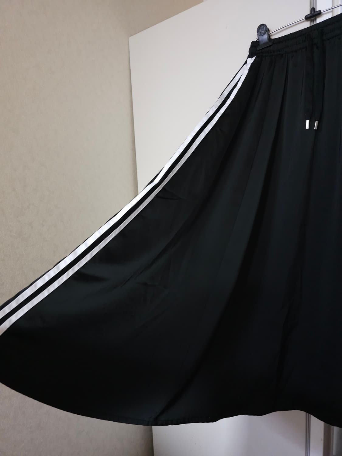 아디다스 삼선 블랙 롱 사틴 스커트 상품이미지3