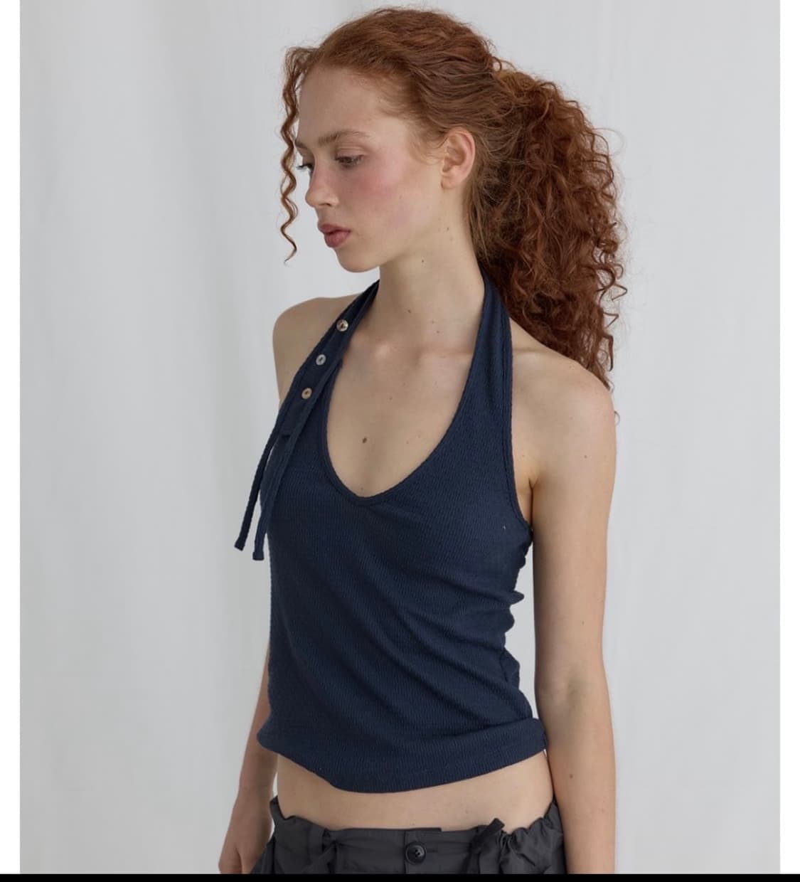 [새상품] 오데스 홀터넥 슬리브리스 네이비 상품이미지1