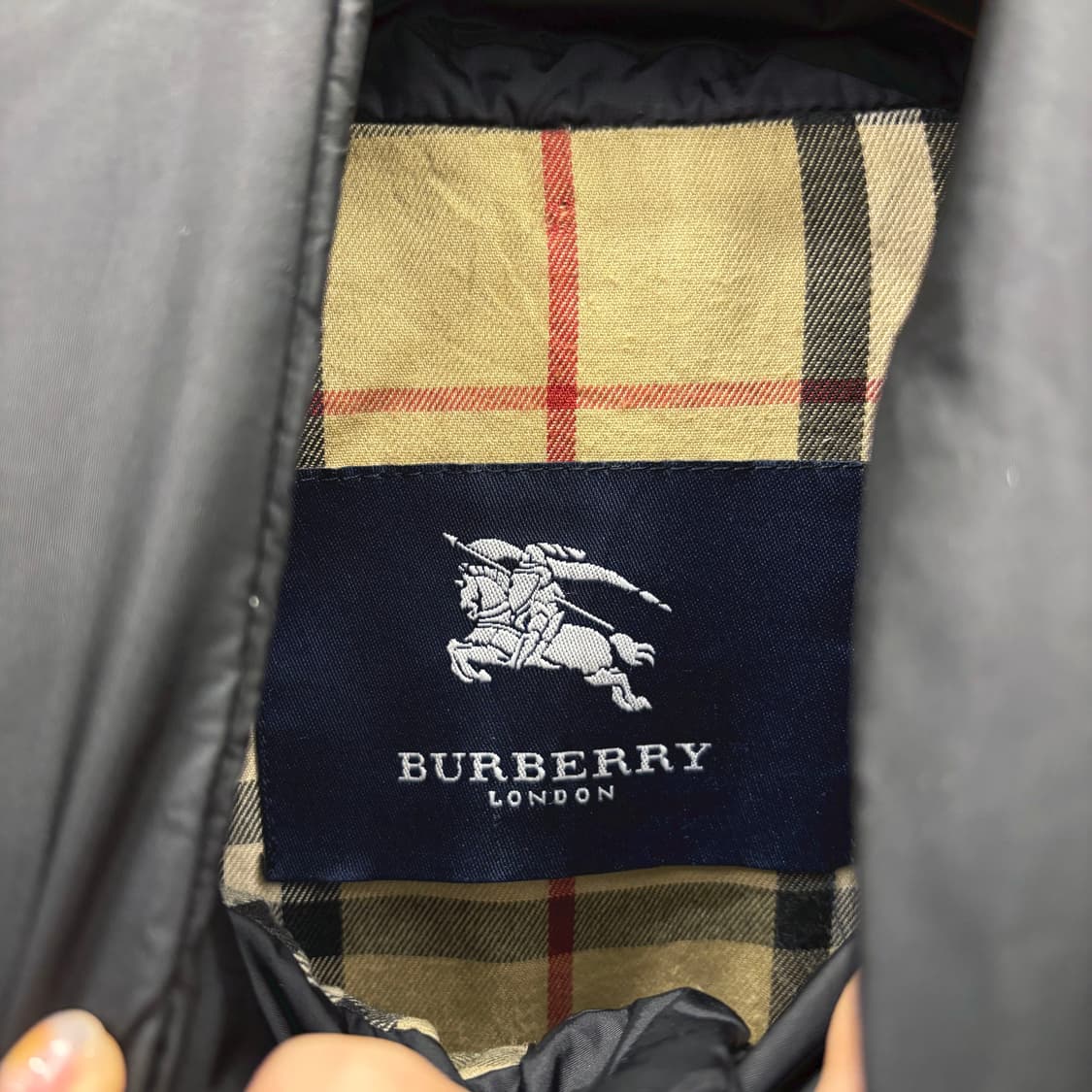 버버리 런던 퀄팅 후드 자켓 클래식 체크 안감 레터링 자수 디테일 블랙 상품이미지7