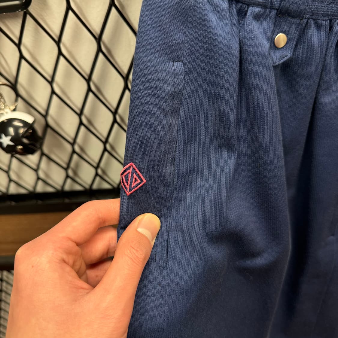 90s 크리스찬 디올 스포추 플리츠 스커트 후면 버튼 디테일 네이비 상품이미지5