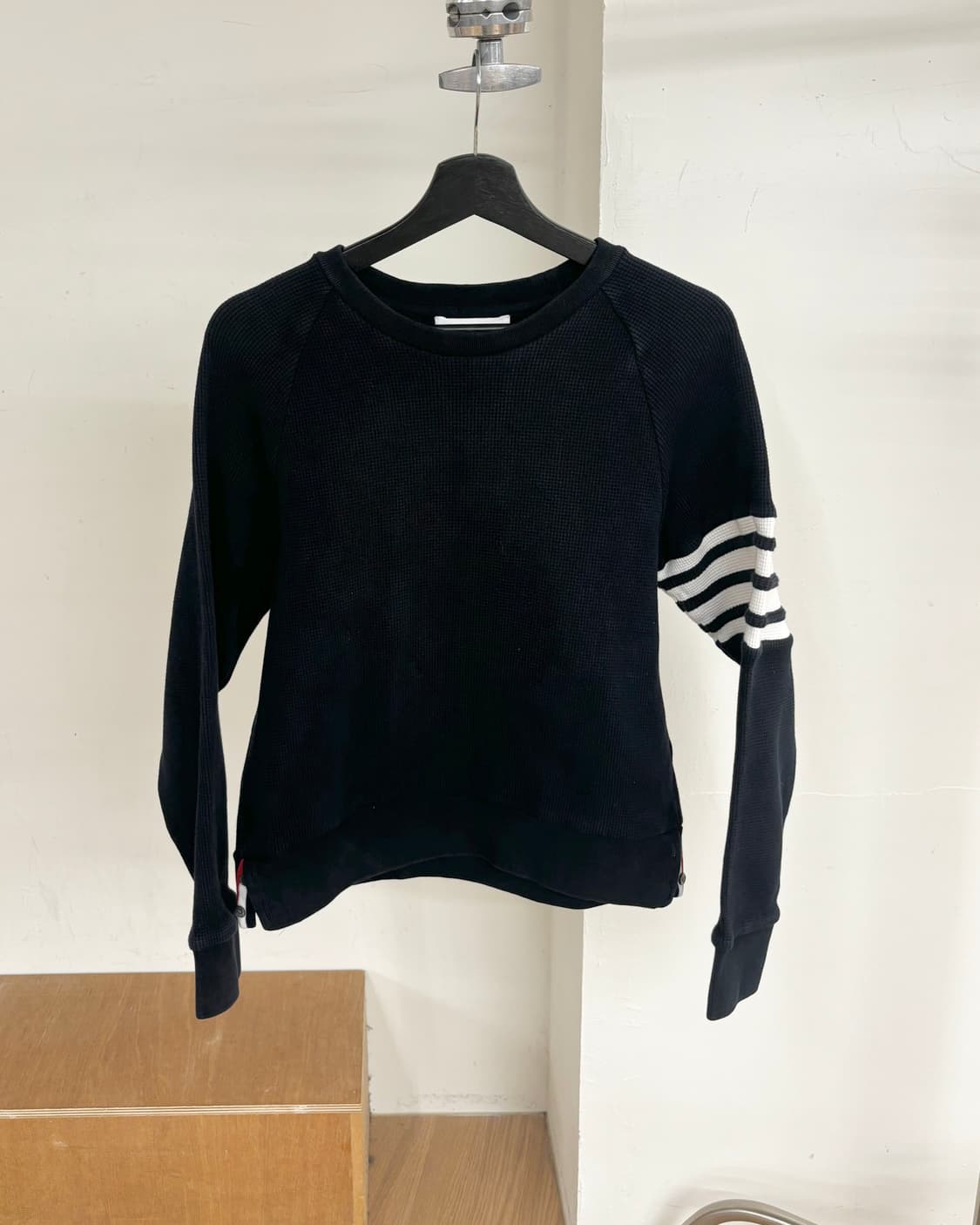 톰 브라운 네이비 4바 와플 니트 맨투맨 상품이미지1