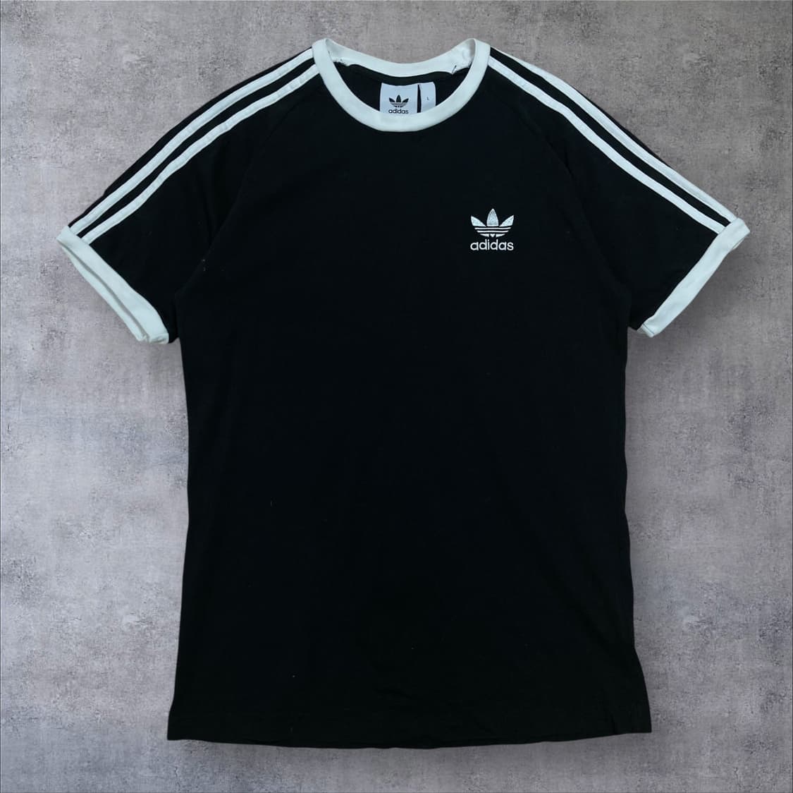 아디다스 오리지날 스몰 로고 블랙 반팔티 상품이미지1