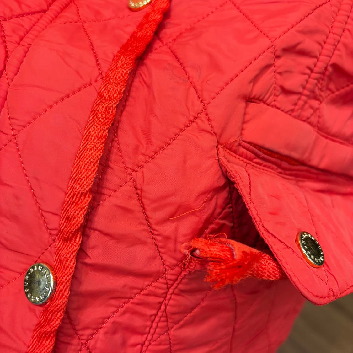 바버 하이넥 퀄팅 자켓 골드 스냅 버튼 플랩 포켓 로고 패치 디테일 레드 상품이미지10