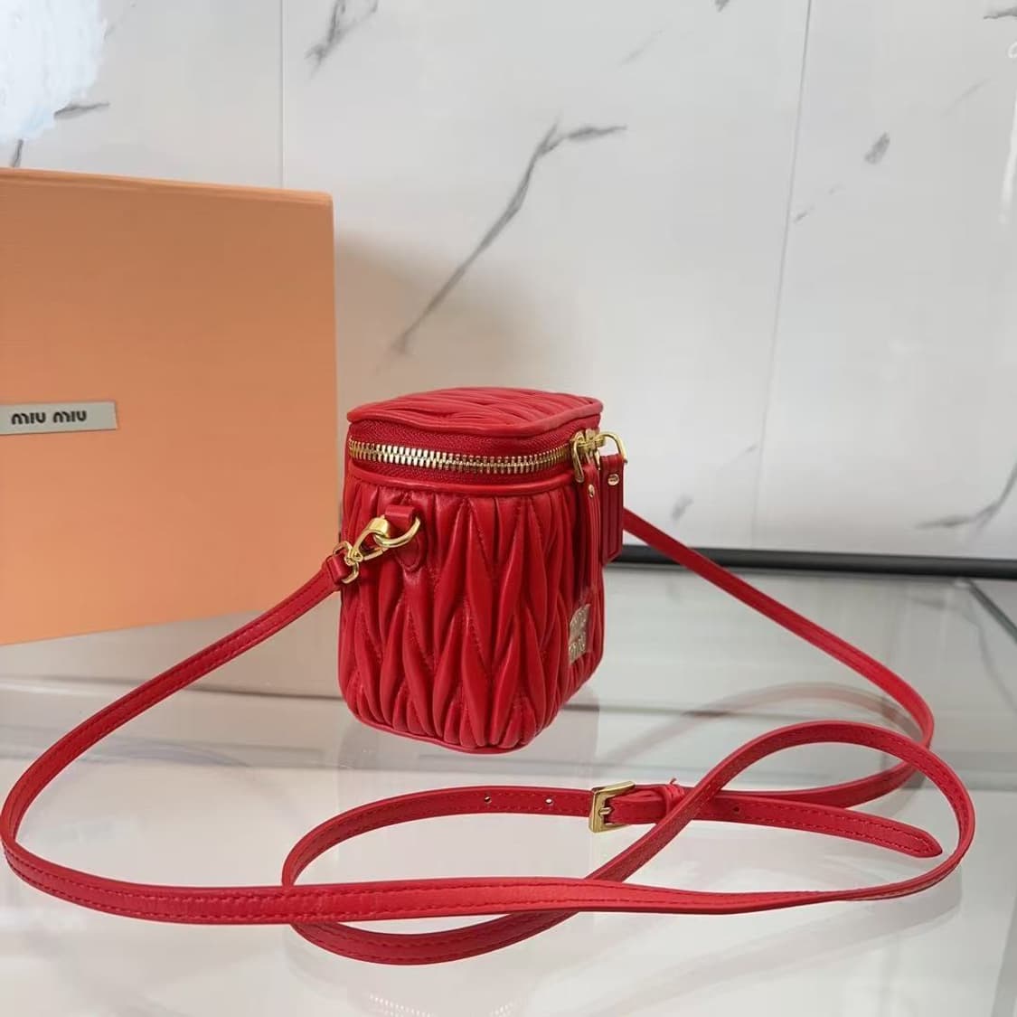 미우 미우 마테라쎄 나파 레더 마이크로 숄더백 레드 상품이미지8