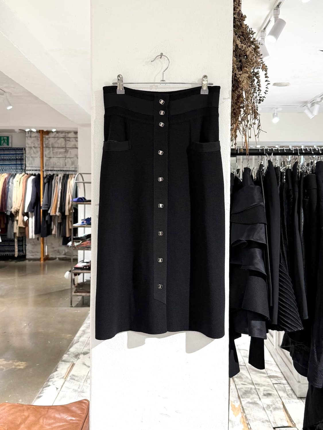 페라가모 블랙 라나버진울 버튼 미디 스커트 상품이미지1