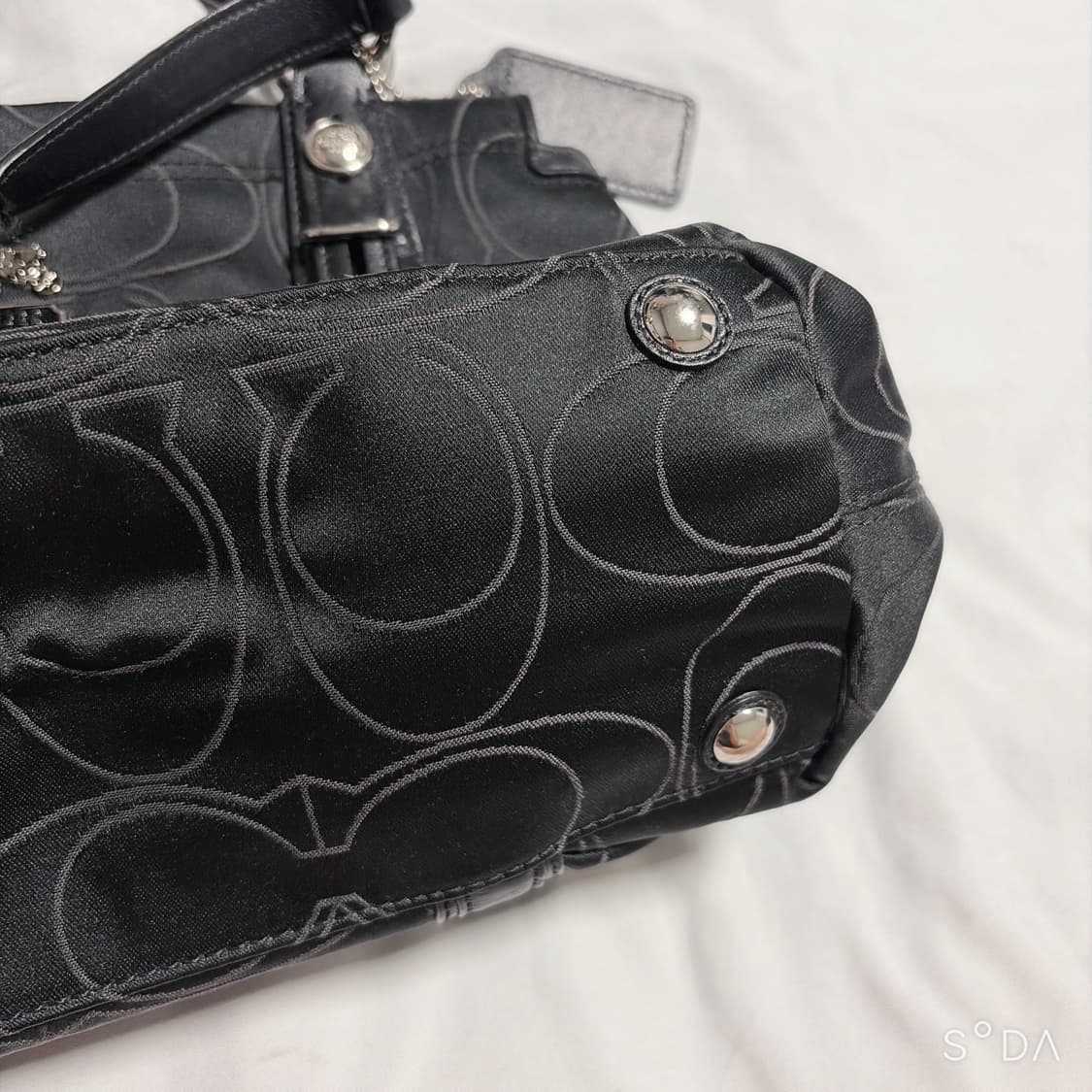 코치 블랙 시그니처 캔버스 숄더백 상품이미지3