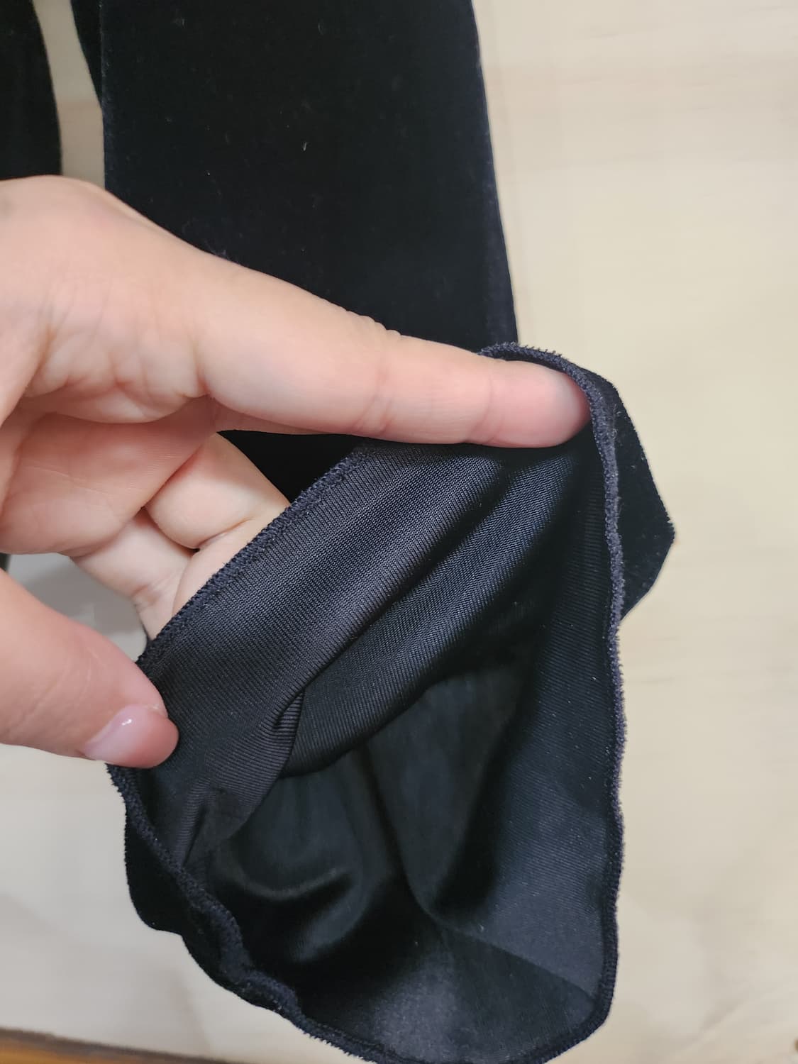 399) 로엠 블랙 벨벳 블라우스 상품이미지4