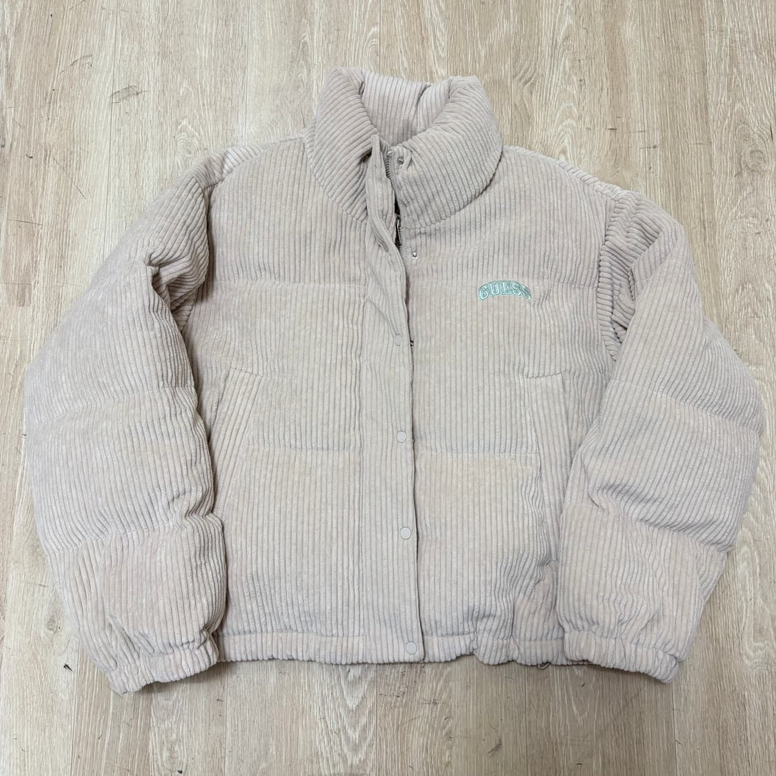 게스 덕다운 코듀로이 크롭 패딩 XS/85  상품이미지1