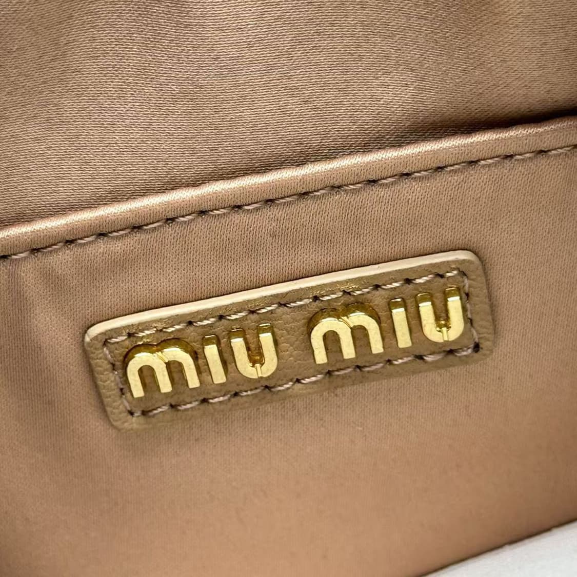 미우 미우 완더 마테라쎄 나파 레더 호보백 카라멜 상품이미지5