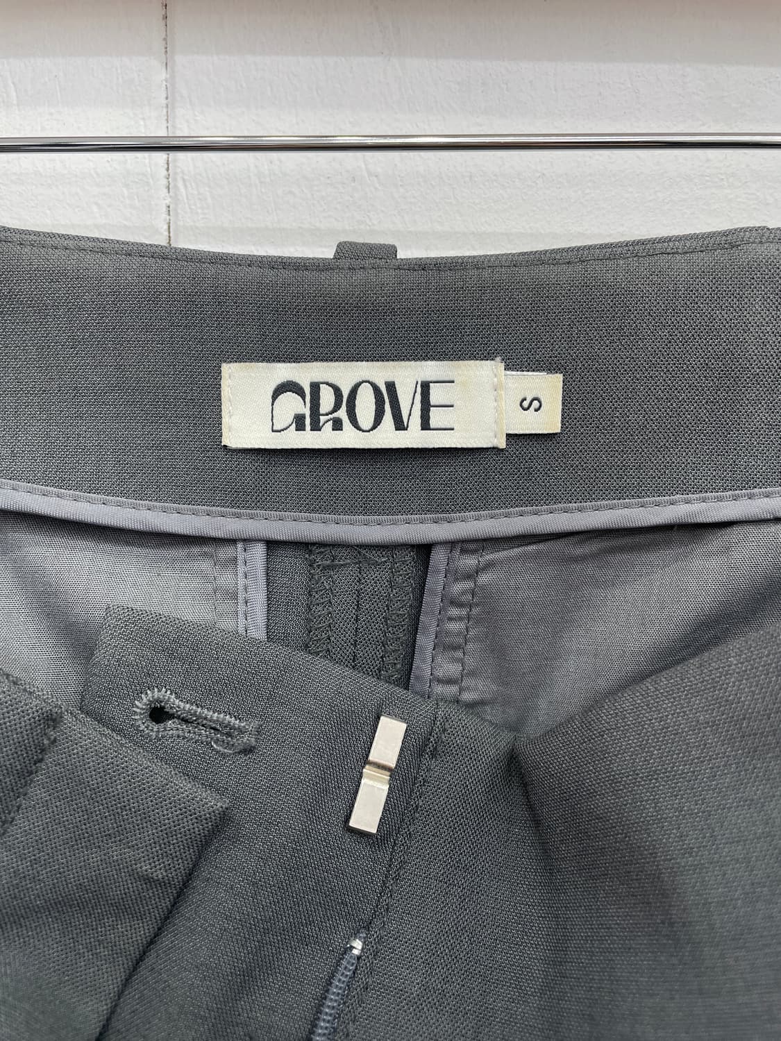 그로브(GROVE) 백버튼 핀턱 턴업 슬랙스 차콜 상품이미지7