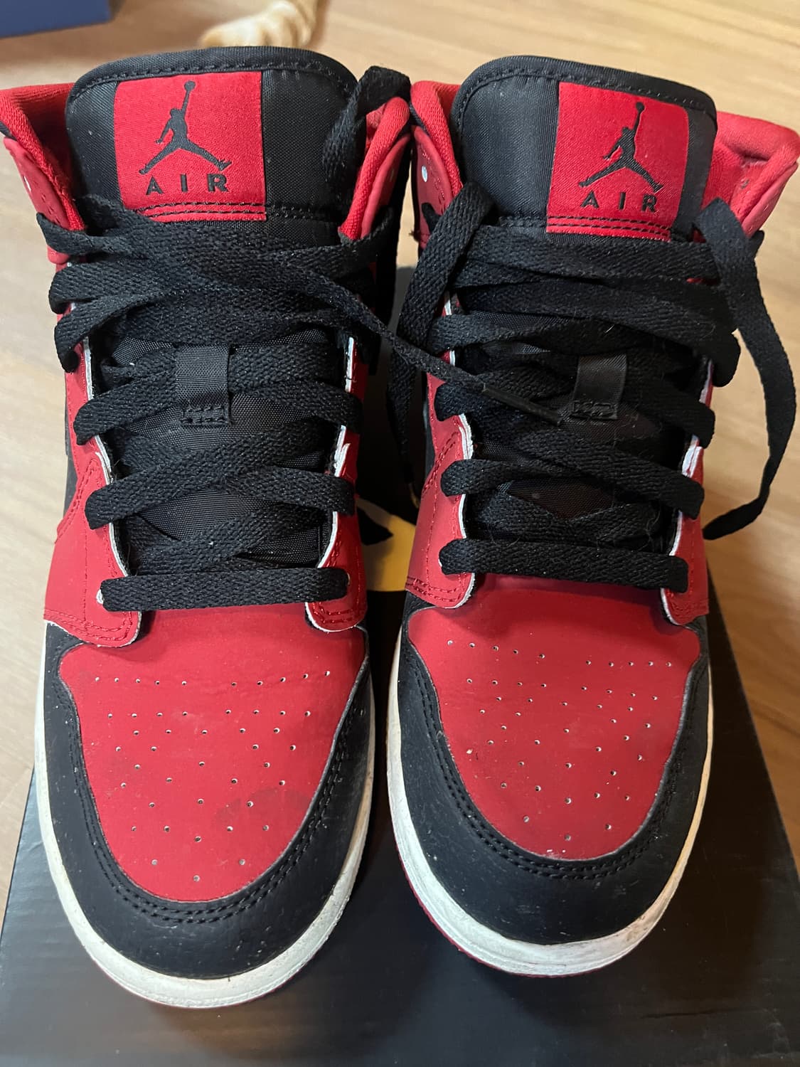 나이키 에어 조던 1 미드 블랙 레드 240mm 상품이미지2