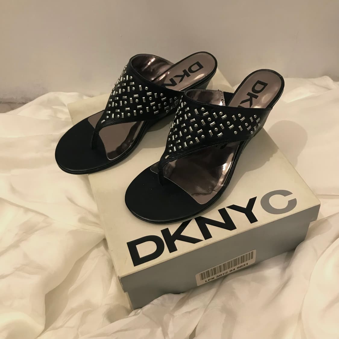 DKNY 도나카란 레더 스터드 웨지힐 상품이미지3