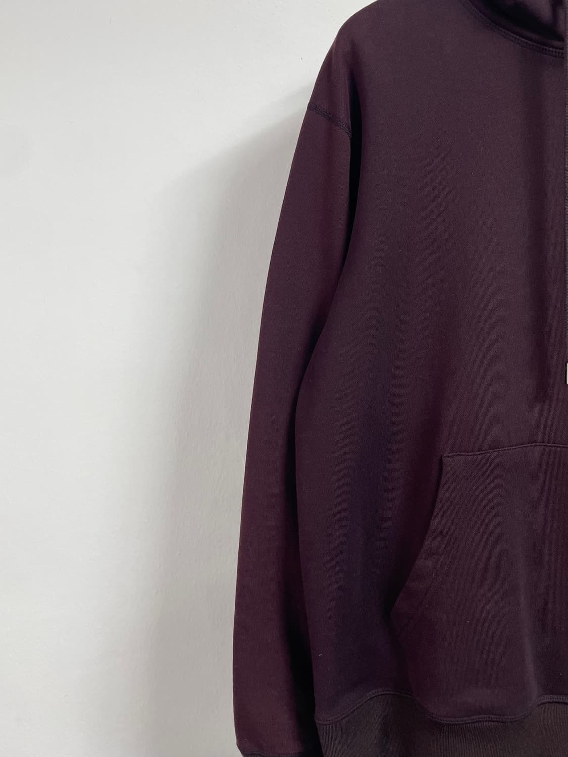 우영미 백로고 버건디 엠보싱 후드티 (on.551) 상품이미지5