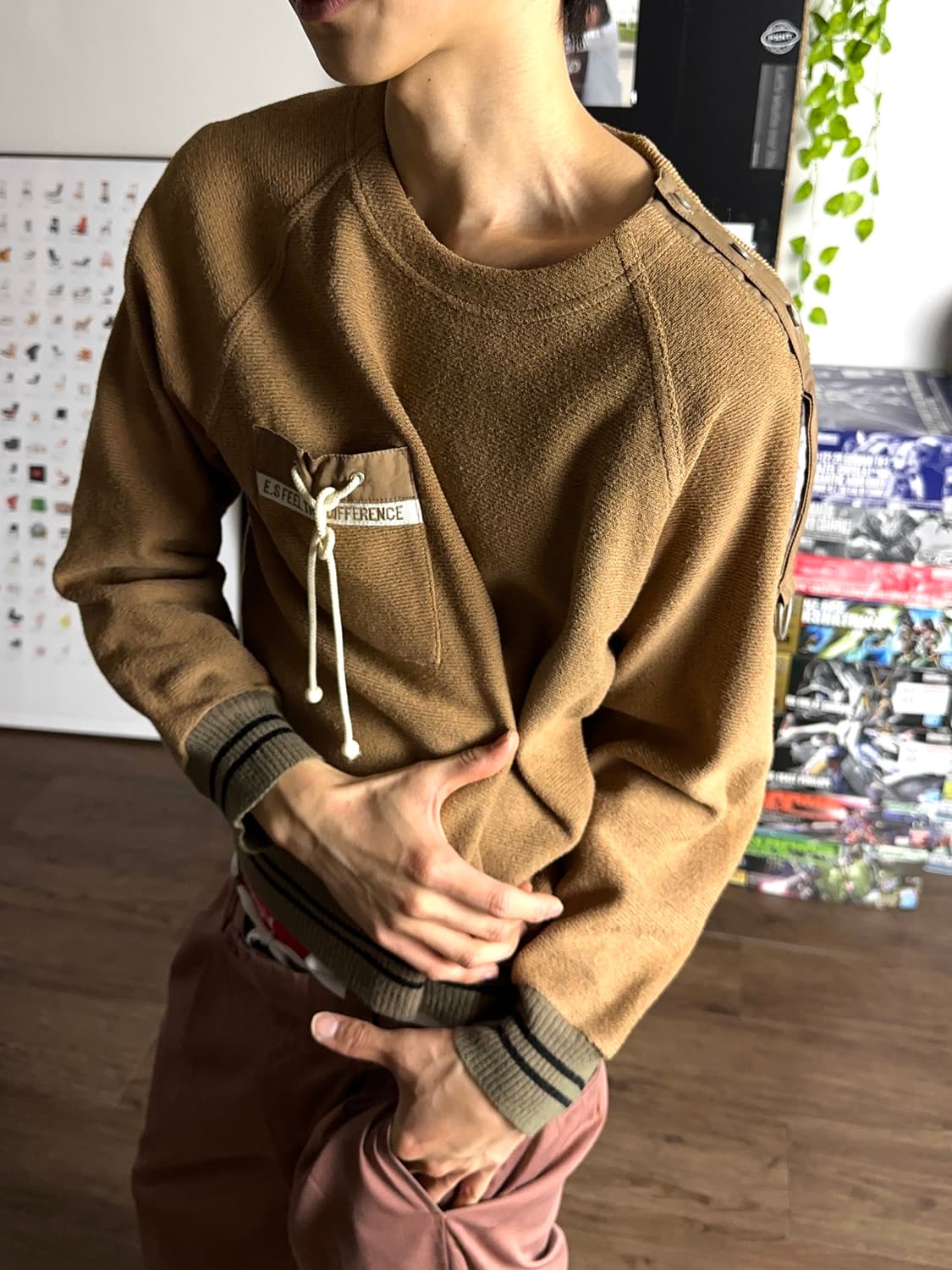 Leiliam 오프닝 숄더 디테일 스웻 셔츠 상품이미지3