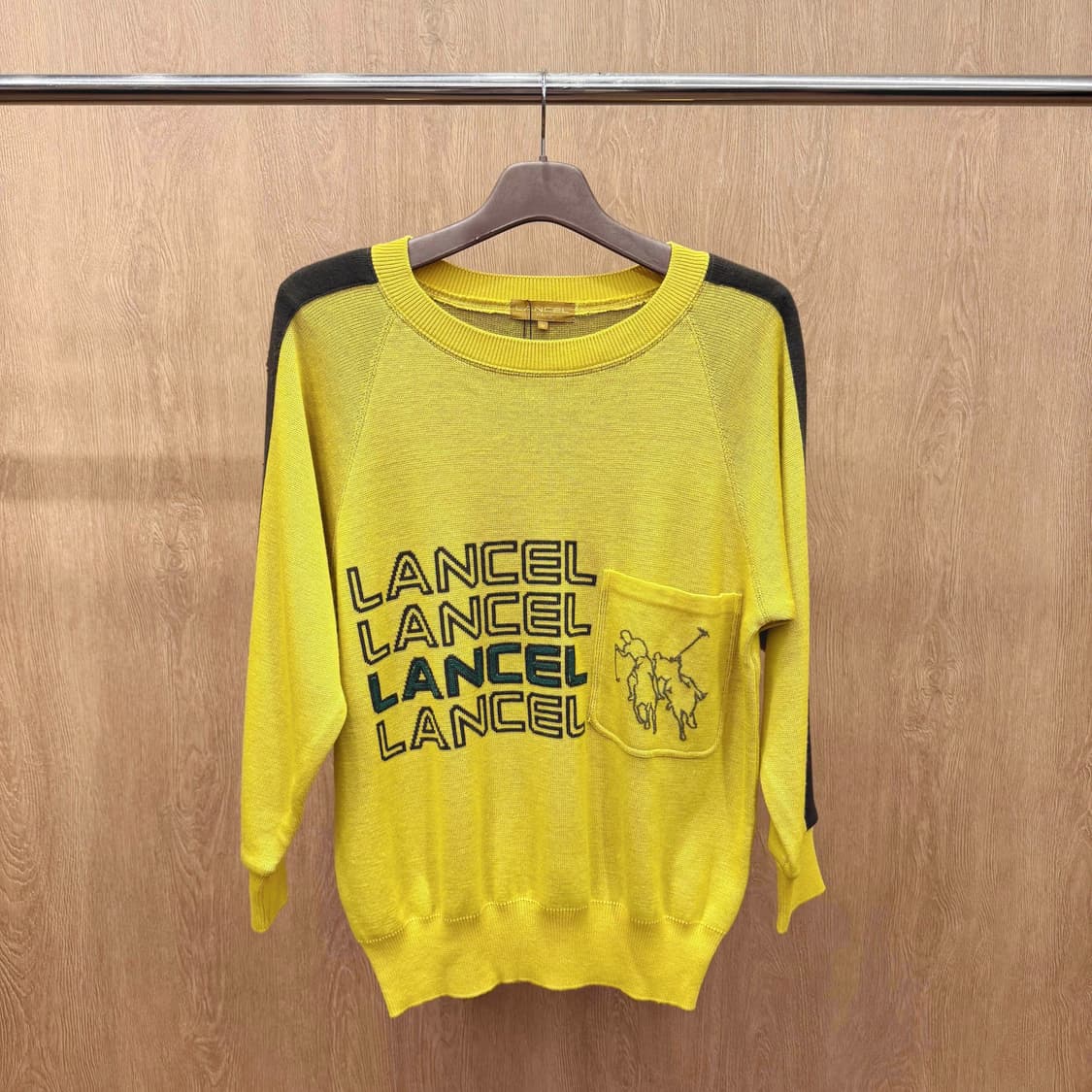 란셀 라운드넥 긴팔 니트 레터링 배색 어깨 포켓 디테일 옐로우 상품이미지2