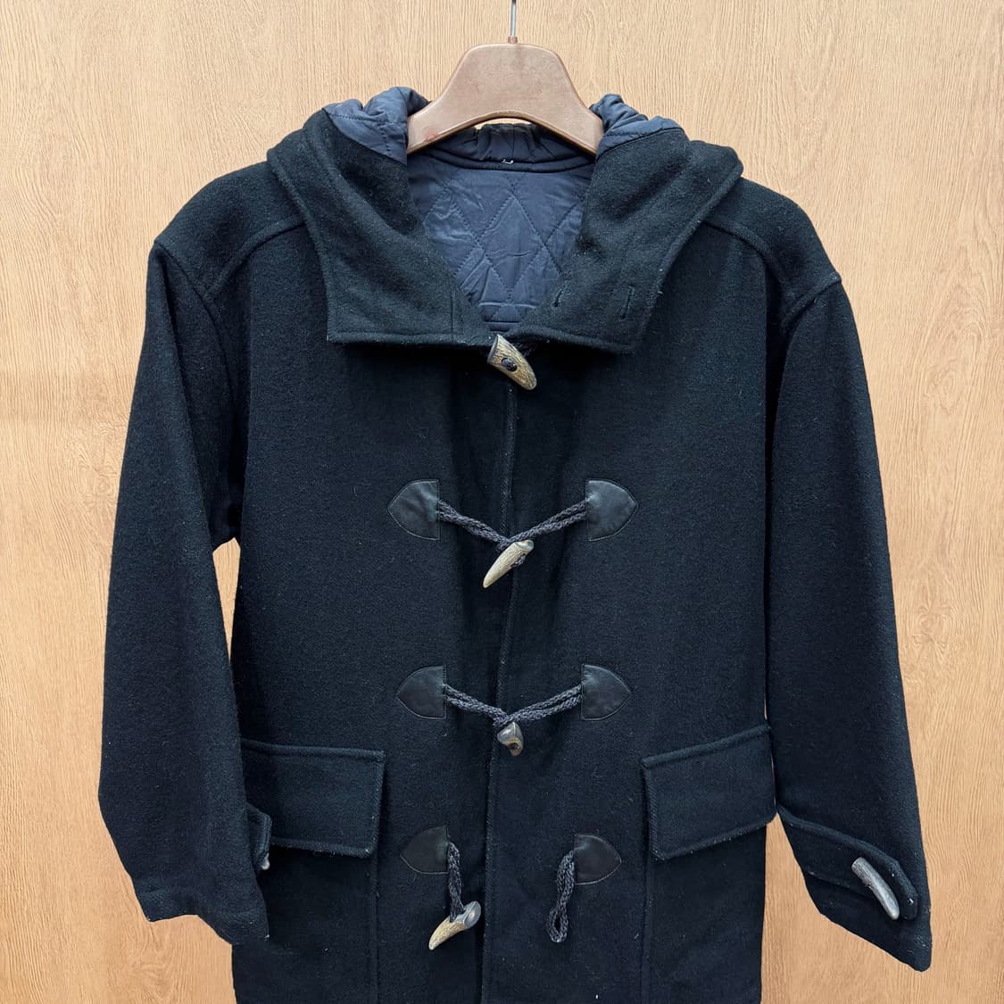 이세이미야케 클래식 후드 더플 코트 우드 토글 퀄팅 안감 디테일 블랙 상품이미지4