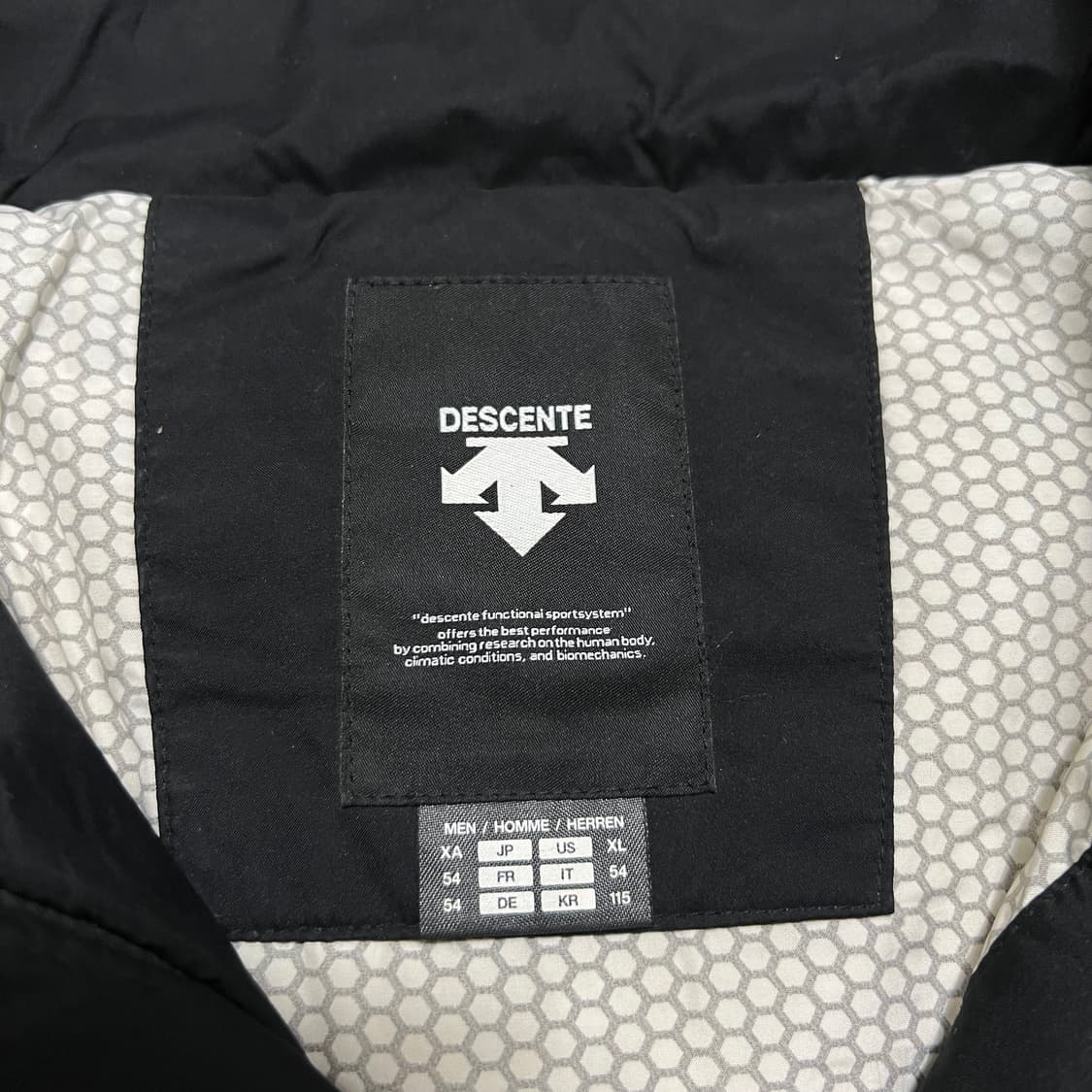 데상트 런 여성 덕다운 크롭후드 패딩 조끼 [블랙] 3XL/115 상품이미지5