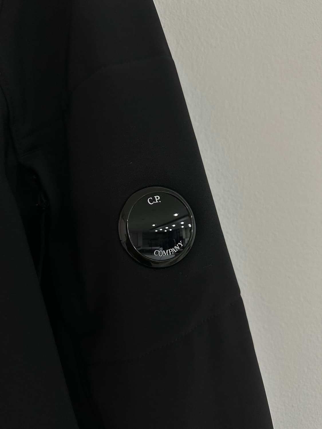 C.P. 컴퍼니 쉘-R 봄버 자켓 블랙 - 23FW 상품이미지3