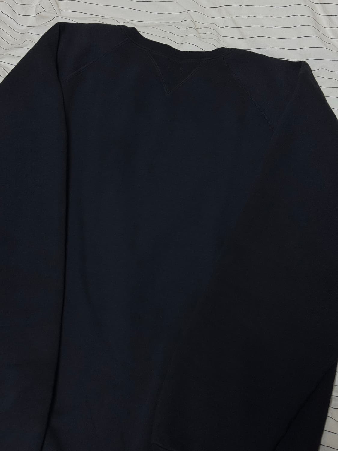 [4] 아프레쎄 26ss 빈티지 더블 브이 스웻 블랙 상품이미지4